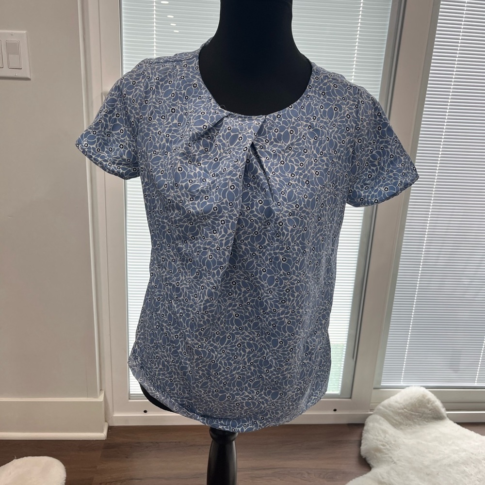 Chase Bank Blue Floral Short-Sleeve Pleat Front Women's Top